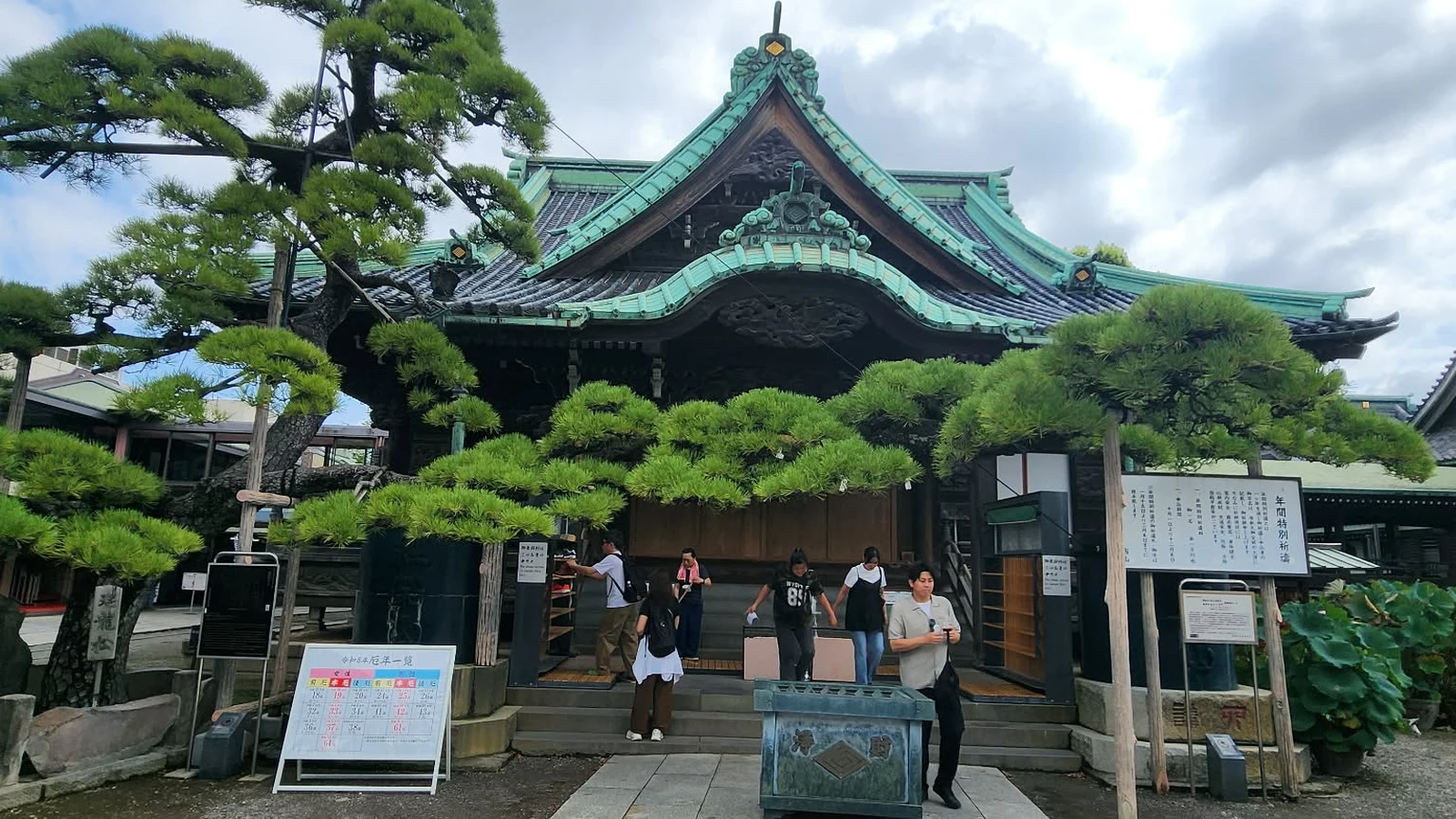 L'entrée du sanctuaire Nezu-jinja à Tōkyō, en fin d'après-midi