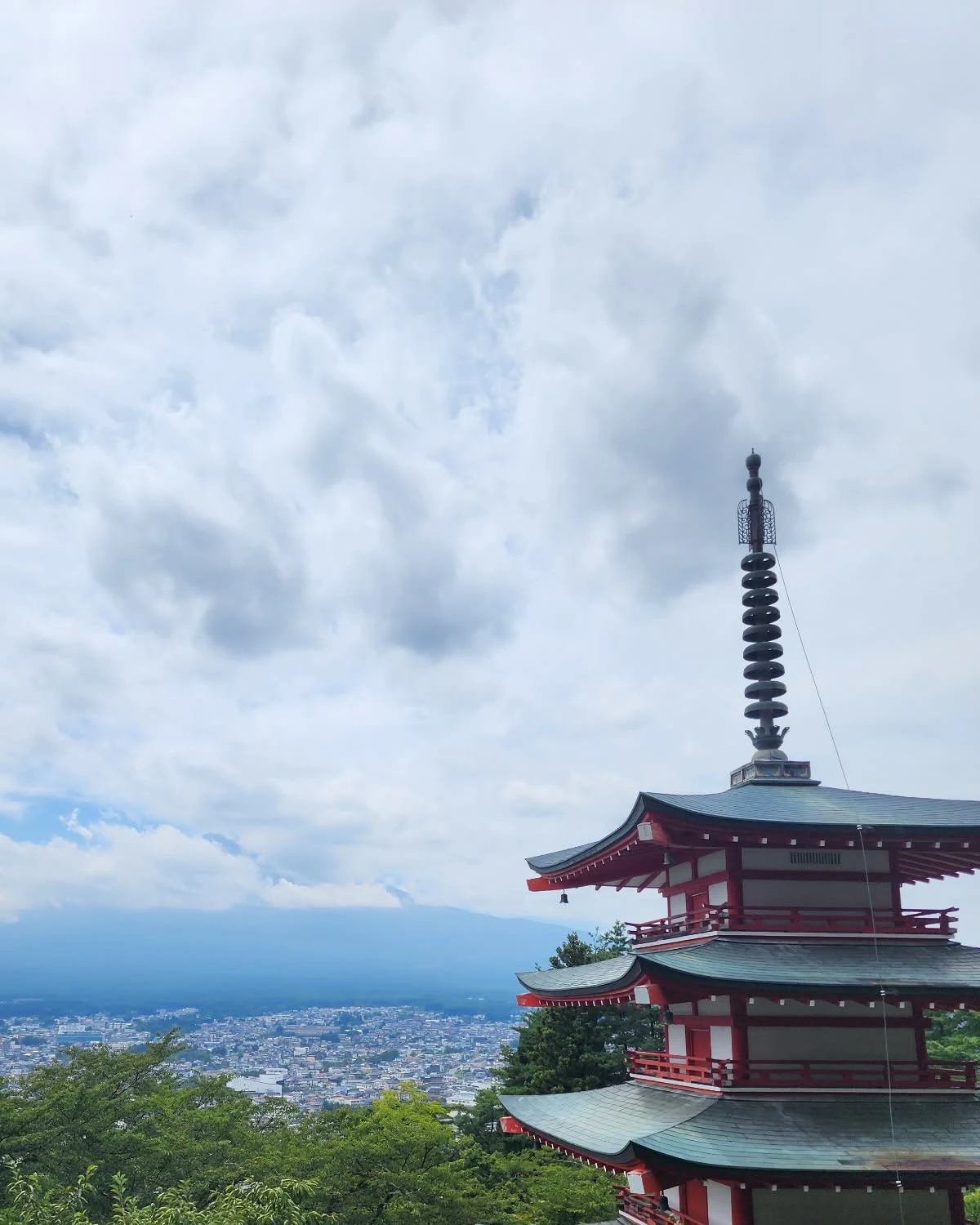 Le mont Fuji à moitié caché par les nuages