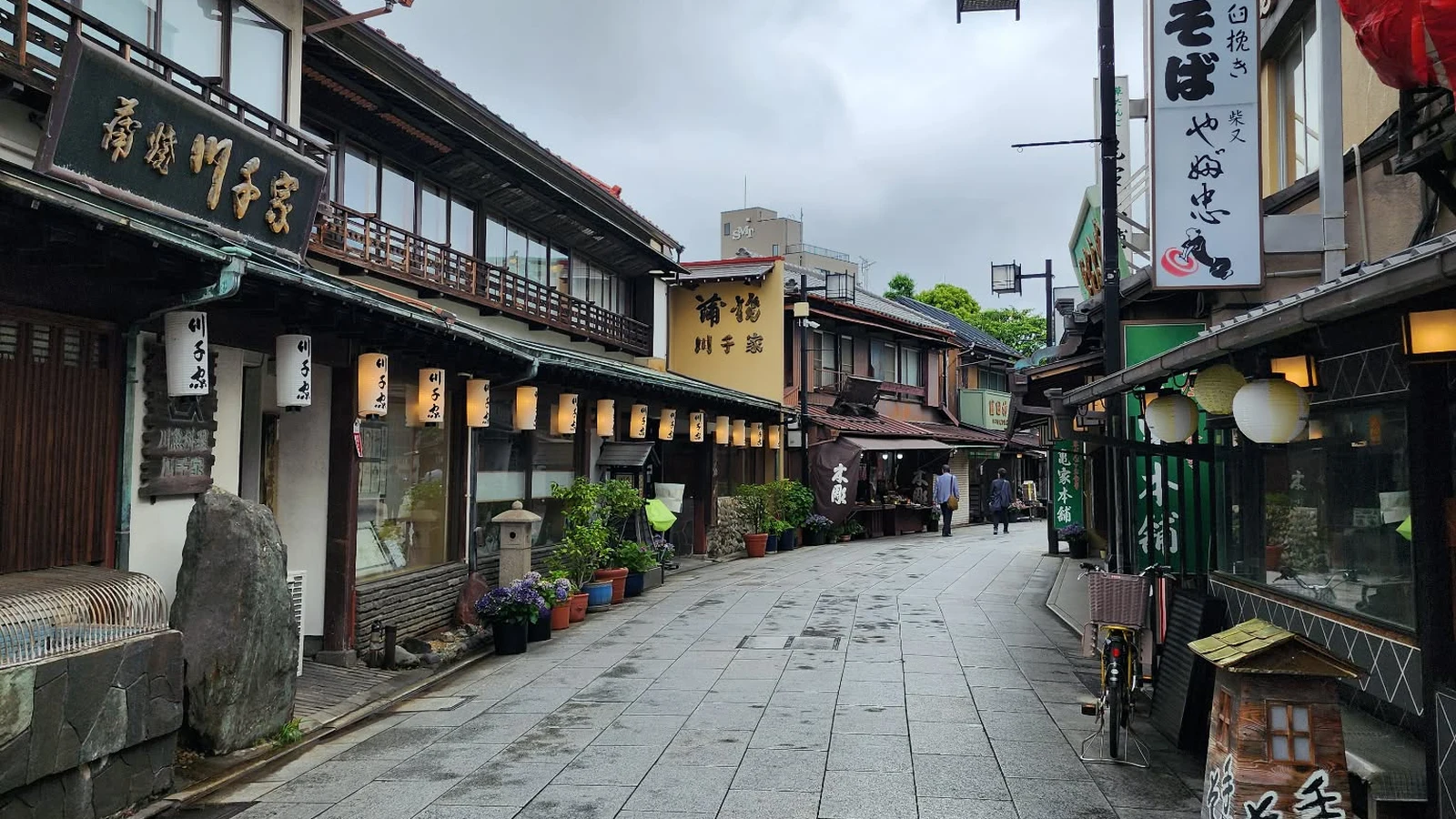 Une rue du quartier de Shibamata à Tōkyō, enseignes manuscrites sans un mot d'anglais